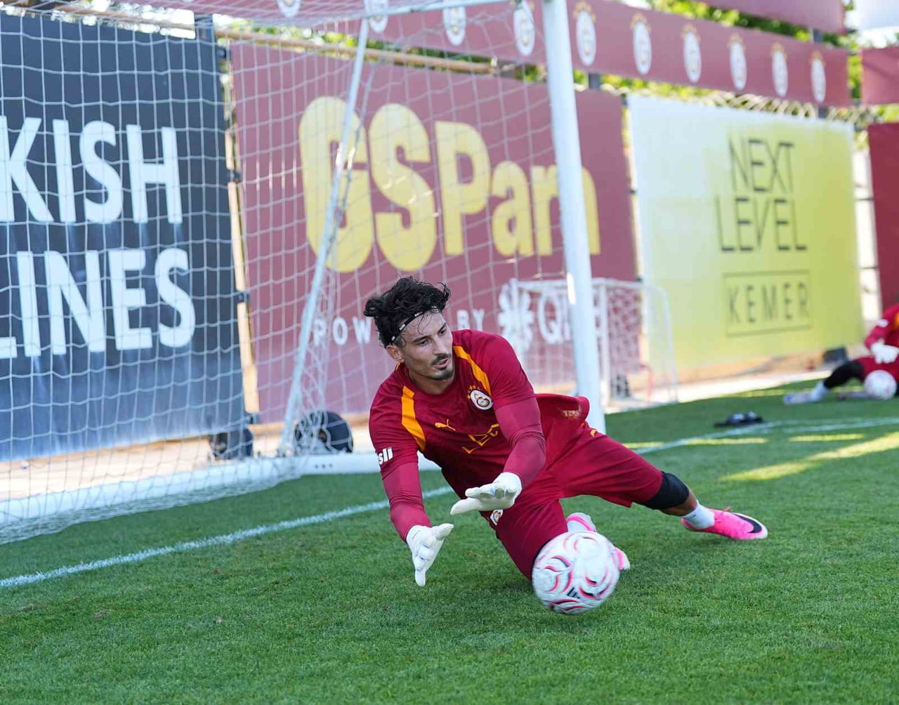 GALATASARAY, YENİ SEZON HAZIRLIKLARINI BUGÜN YAPTIĞI ANTRENMANLARLA SÜRDÜRDÜ.