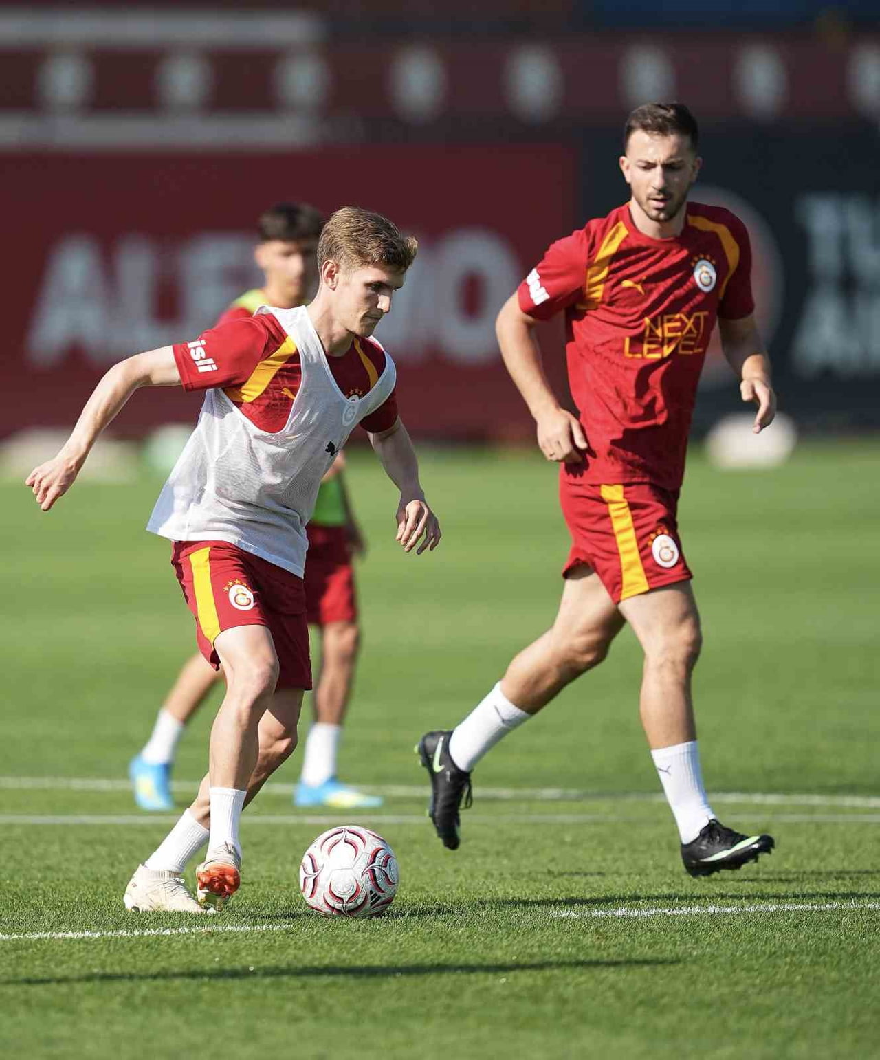 GALATASARAY, YENİ SEZON HAZIRLIKLARINI BUGÜN YAPTIĞI ANTRENMANLARLA SÜRDÜRDÜ.