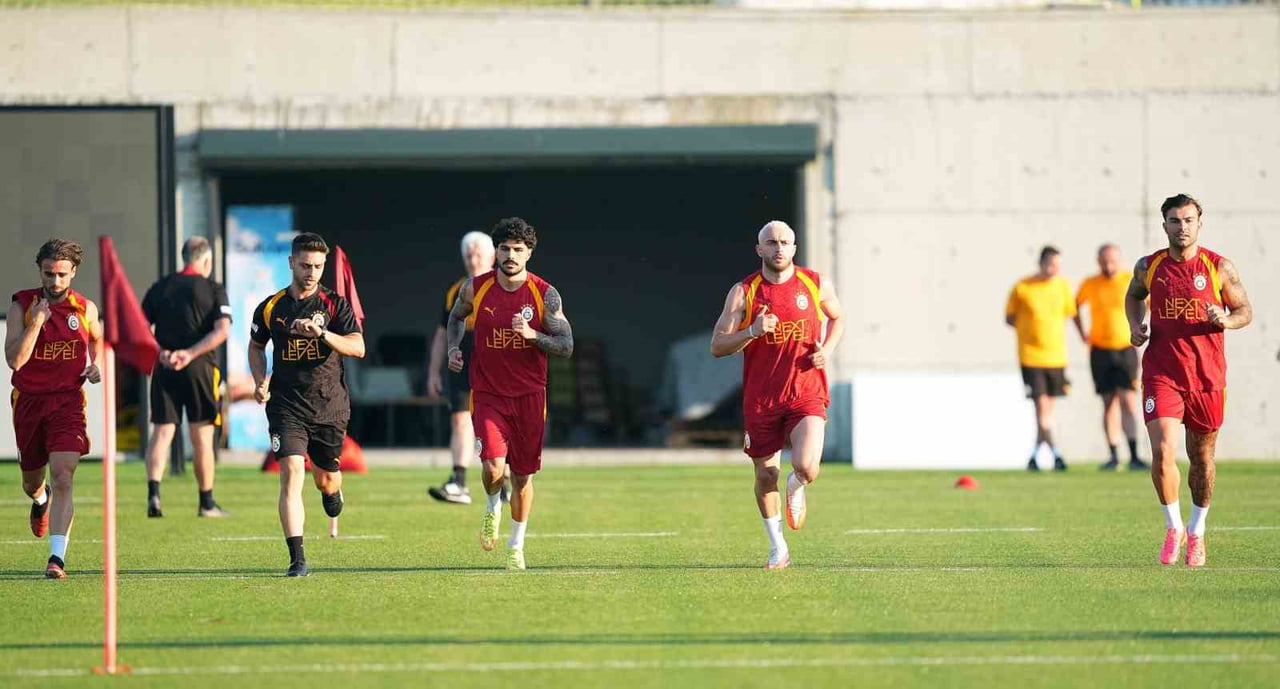 GALATASARAY, YENİ SEZON HAZIRLIKLARINI YAPTIĞI ANTRENMANLA SÜRDÜRDÜ.