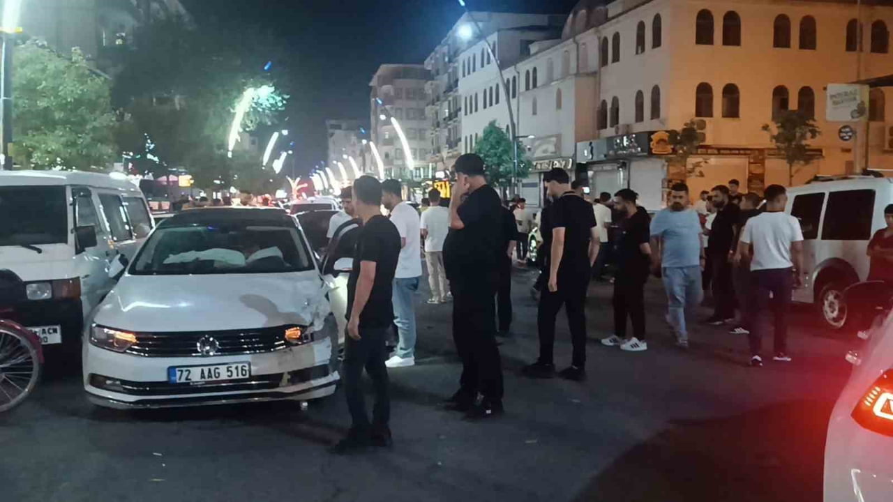 GAP MAHALLESİ'NDE İKİ OTOMOBİLİN ÇARPIŞMASI SONUCU MEYDANA GELEN TRAFİK KAZASINDA 1 KİŞİ...