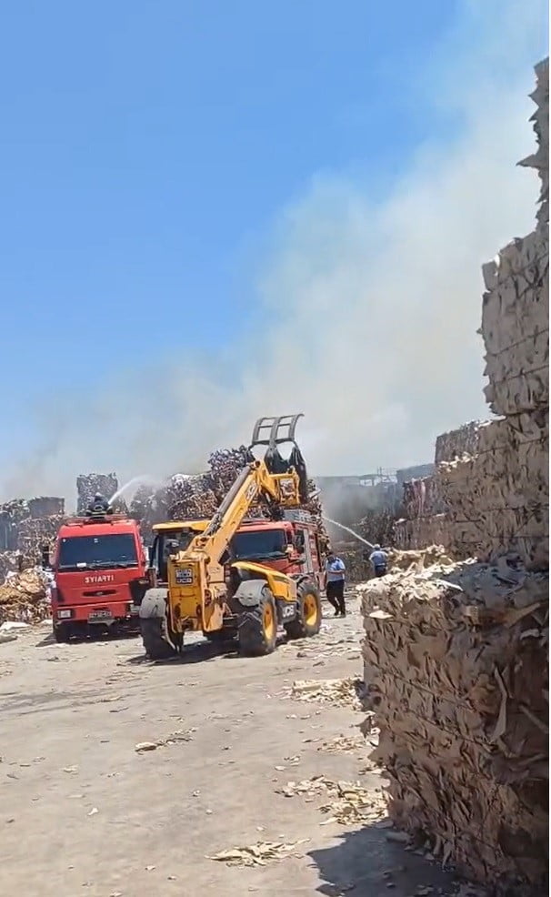 GAZİANTEP'İN NİZİP İLÇESİNDE FAALİYET GÖSTEREN BİR KAĞIT FABRİKASINDA ÇIKAN YANGIN PANİĞE NEDEN...