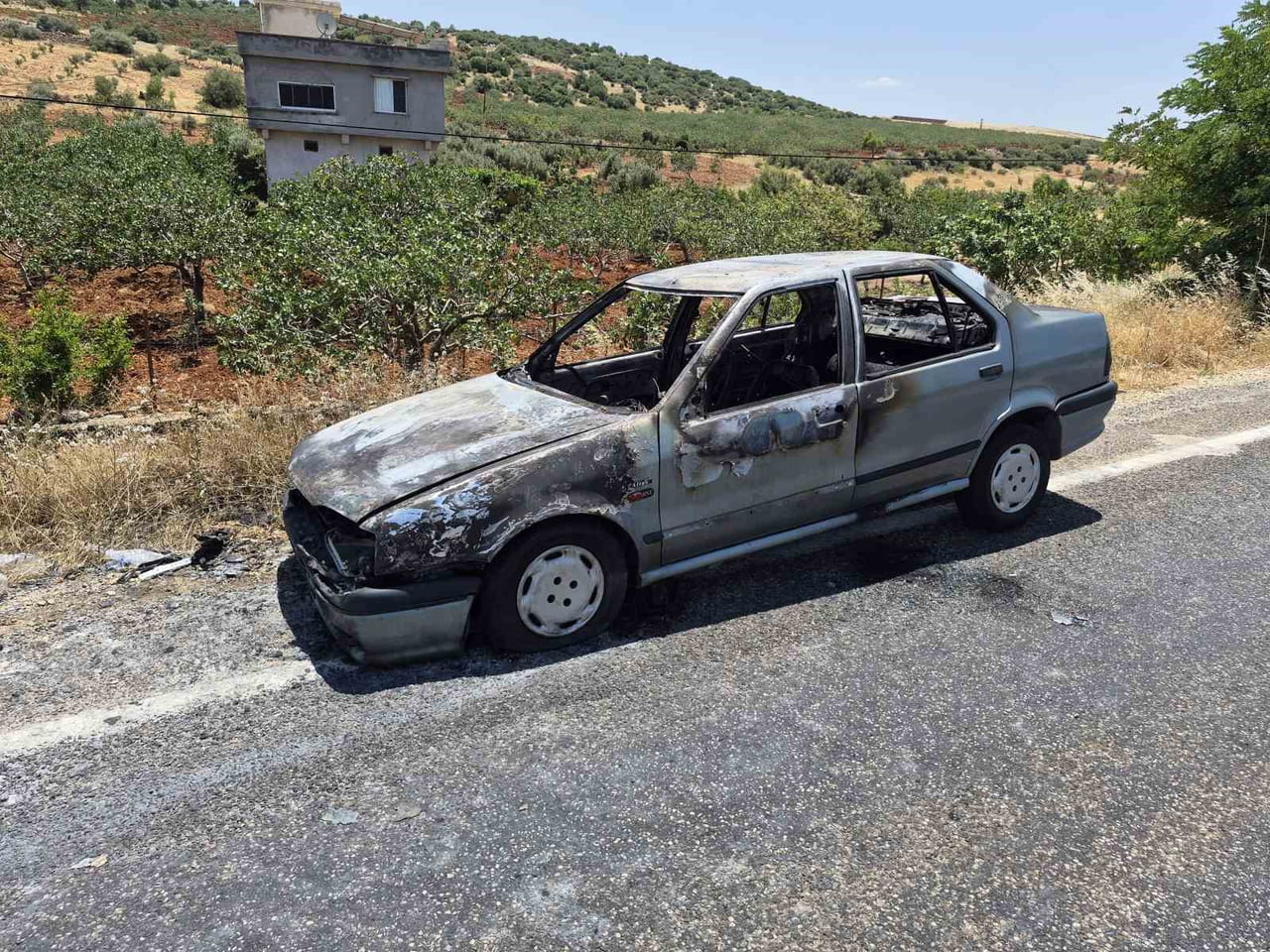GAZİANTEP'İN YAVUZELİ İLÇESİNDE SEYİR HALİNDEKİ OTOMOBİL YANARAK KULLANILAMAZ HALE GELDİ.