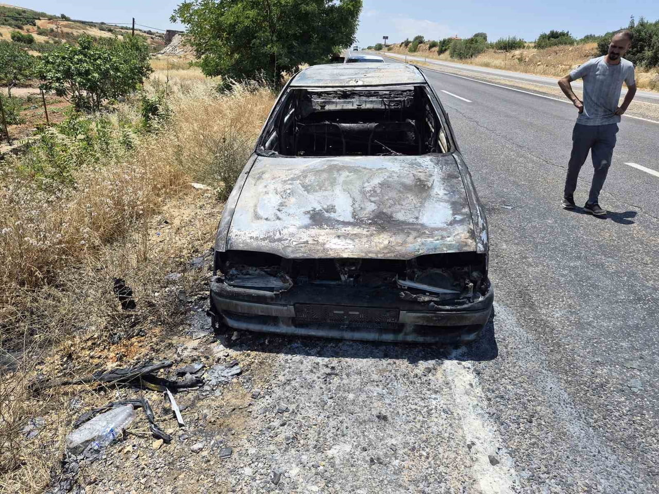 GAZİANTEP'İN YAVUZELİ İLÇESİNDE SEYİR HALİNDEKİ OTOMOBİL YANARAK KULLANILAMAZ HALE GELDİ.