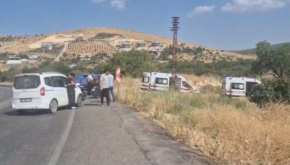 GAZİANTEP'TE HAFİF TİCARİ ARAÇ İLE ÇARPIŞAN OTOMOBİLİN YOL KENARINDAKİ TARLAYA UÇMASI SONUCU 3...