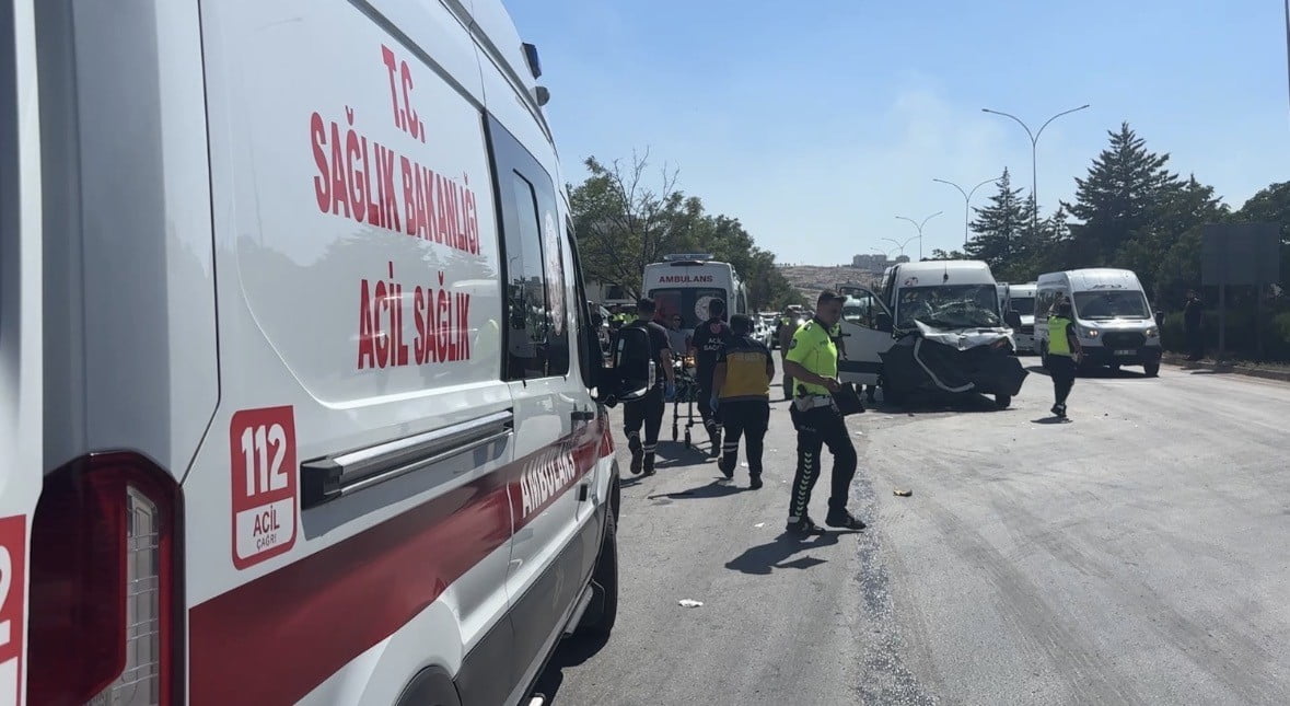 GAZİANTEP'TE İŞÇİ SERVİSİNİN TIRA ARKADAN ÇARPMASI SONUCU MEYDANA GELEN TRAFİK KAZASINDA 11 İŞÇİ...