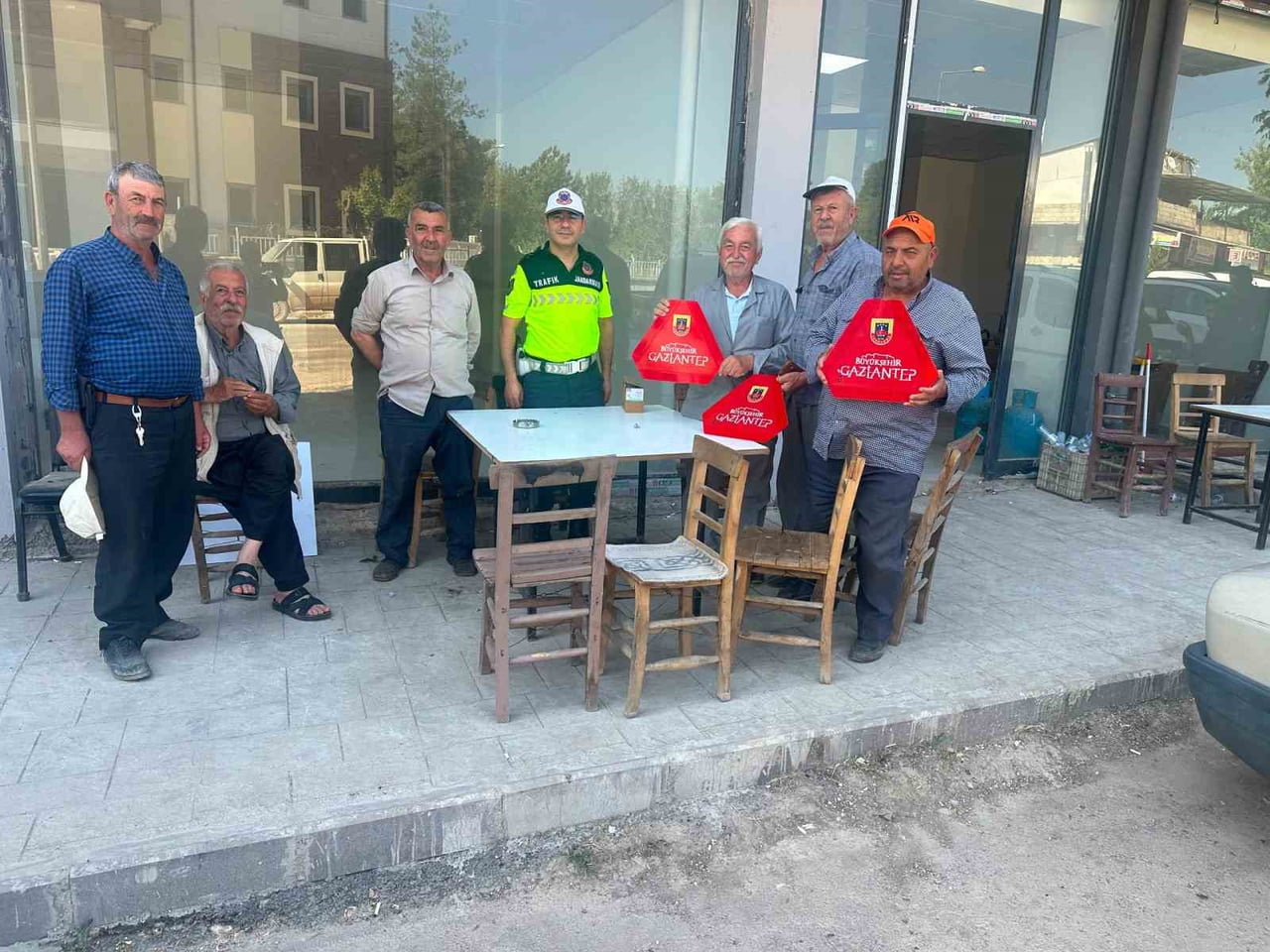 GAZİANTEP'TE JANDARMA EKİPLERİNCE 260 TRAKTÖR SÜRÜCÜSÜNE GÜVENLİ TARIM EĞİTİMİ VERİLEREK REFLEKTÖR...