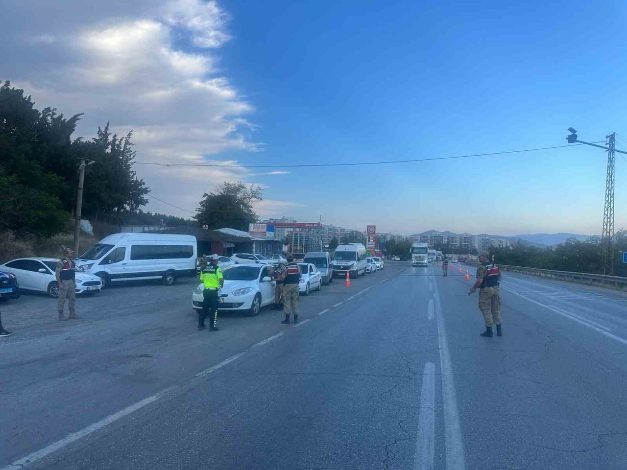 GAZİANTEP'TE JANDARMA EKİPLERİNCE YAPILAN HUZUR-GÜVEN UYGULAMASINDA 87 ARANAN ŞAHIS YAKALANDI.