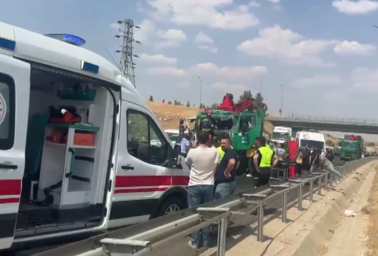 GAZİANTEP'TE KONTROLDEN ÇIKTIKTAN SONRA ÖNÜNDE SEYİR HALİNDE OLAN TIRA ARKADAN ÇARPARAK SIKIŞAN...