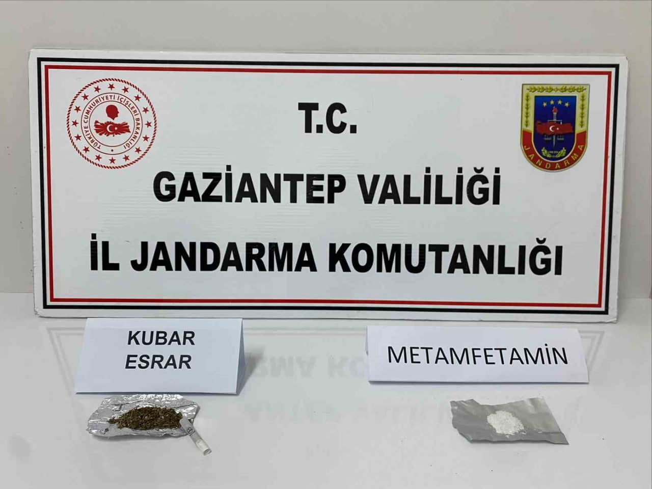 GAZİANTEP'TE UYUŞTURUCUYLA MÜCADELEYE YÖNELİK YAPILAN OPERASYONDA 151 KÖK KENEVİR BİTKİSİ VE 100...
