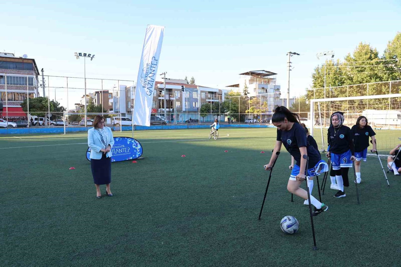 GAZİANTEP BÜYÜKŞEHİR BELEDİYESİ, TÜRKİYE'NİN İLK KADIN AMPUTE FUTBOL TAKIMI'NI HAYATA GEÇİREREK...