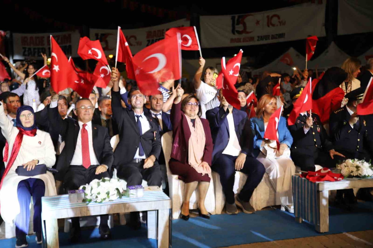 GAZİANTEP HALKI 10 YIL ÖNCEKİ HEYECANLA TEK YÜREK MEYDANLARA İNDİ