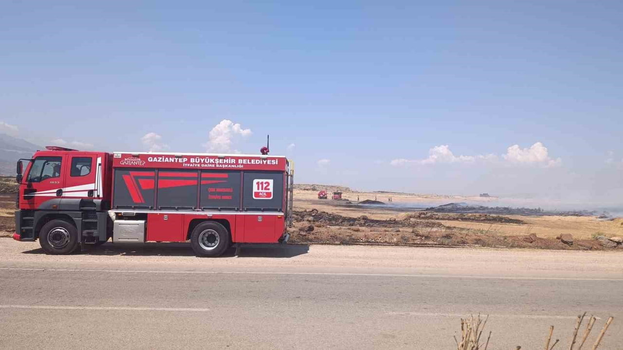 GAZİANTEP’İN İSLAHİYE İLÇESİNDE HASAT SONRASI TARIM ARAZİLERİNDE ÇIKAN ANIZ YANGINI, RÜZGARIN...