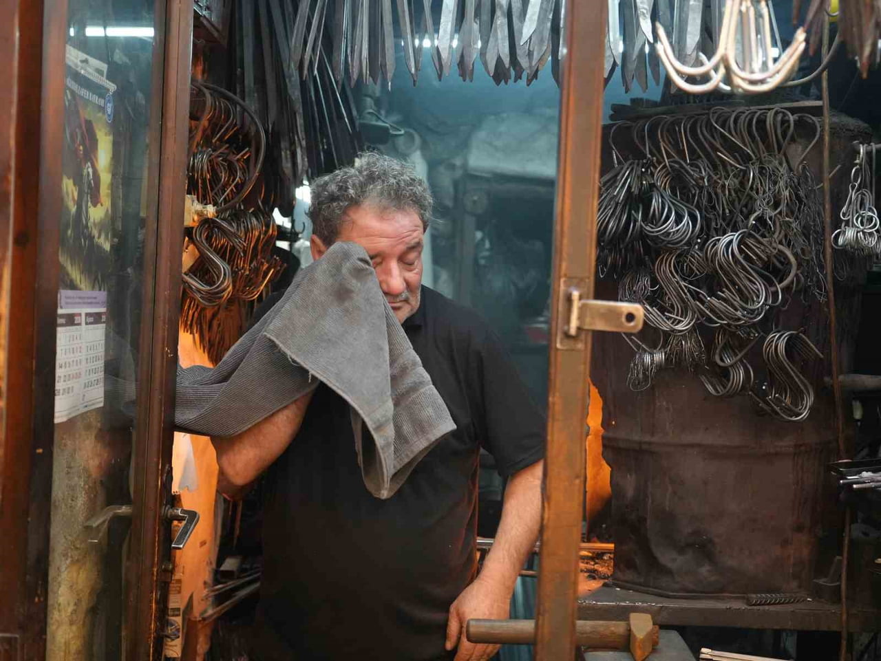 GAZİANTEP’TE 50 YILDIR KEBAPLIK ŞİŞ ÜRETEN DEMİR USTASI 70 YAŞINDAKİ MEHMET KURT, SICAK HAVALARIN...