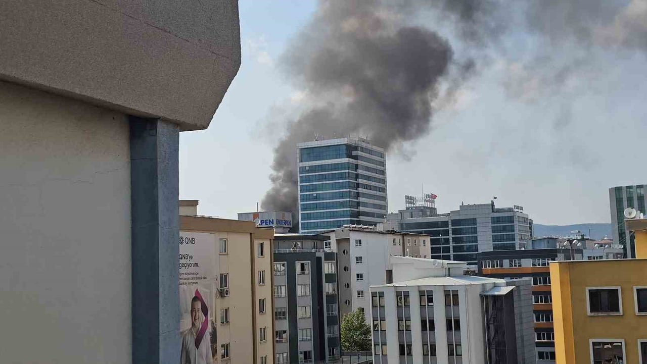 GAZİANTEP’TE BULUNAN HALI SARAYI FABRİKASI’NIN ÇATI KISMINDA ÇIKAN YANGIN PANİĞE NEDEN OLDU. OLAY...