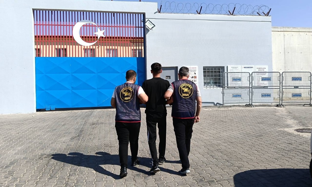 GAZİANTEP’TE ÇEŞİTLİ SUÇLARDAN 10 YIL KESİNLEŞMİŞ HAPİS CEZASI İLE ARANAN 2 ŞAHIS, JANDARMA...