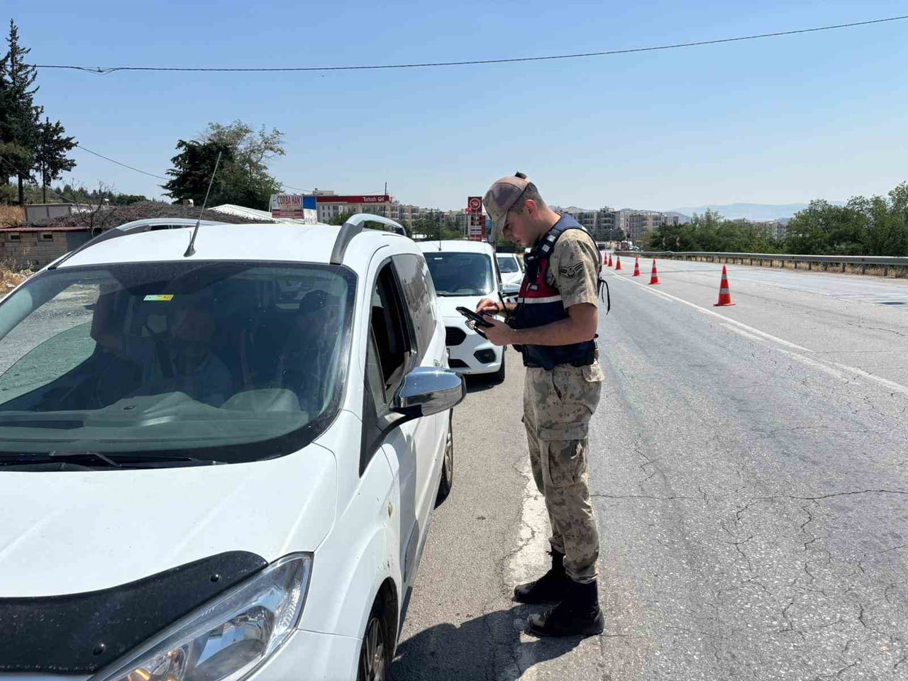 GAZİANTEP’TE JANDARMA EKİPLERİ TARAFINDAN YAPILAN DENETİMLERDE 25 ARANAN ŞAHIS YAKALANDI.