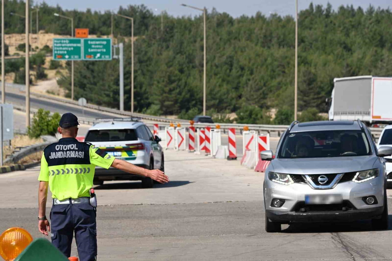 GAZİANTEP’TE JANDARMA EKİPLERİ TARAFINDAN YAPILAN DENETİMLERDE 25 ARANAN ŞAHIS YAKALANDI.