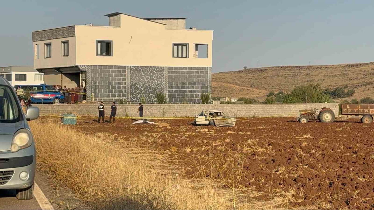 GAZİANTEP’TE OTOMOBİL EVİN ÖNÜNDE OTURANLARIN ARASINA DALDI: 1 ÖLÜ, 5 YARALI