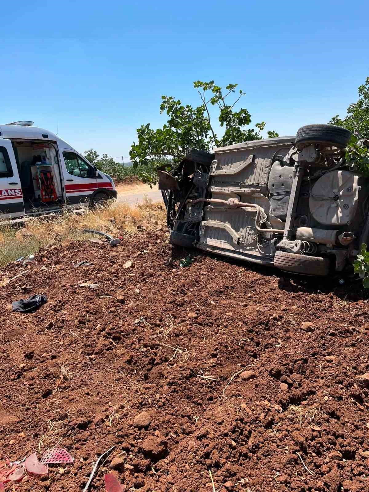 GAZİANTEP’TE TAKLA ATAN OTOMOBİLDE 3 KİŞİ YARALANDI