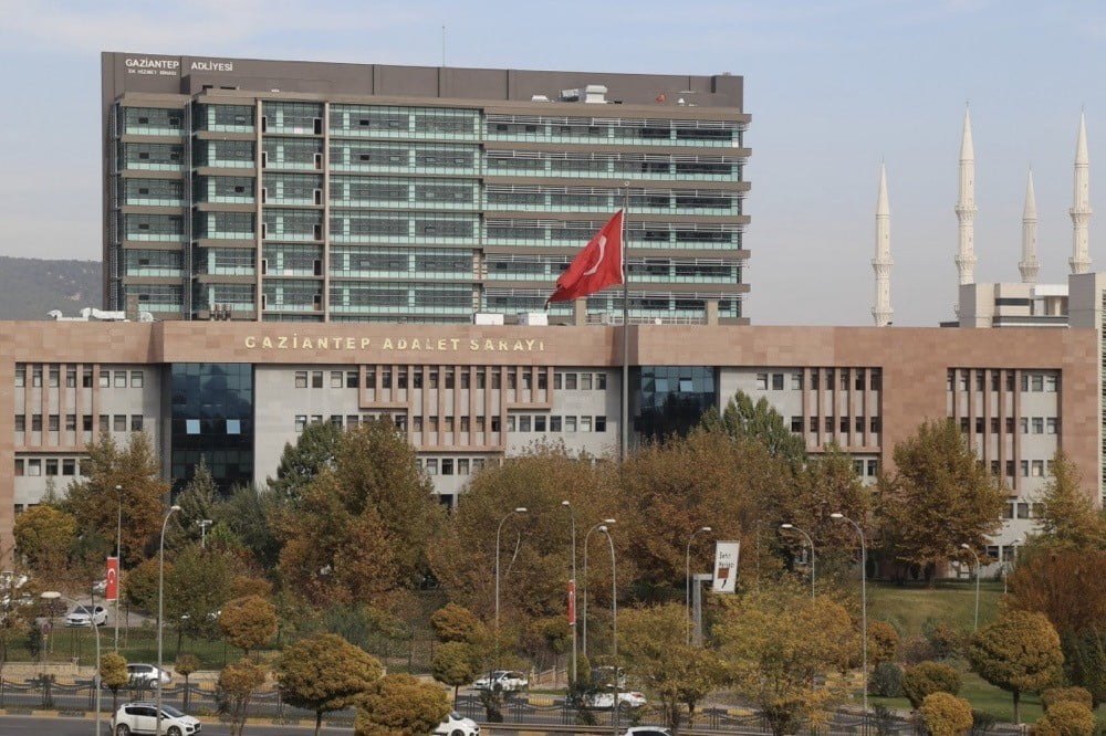 GAZİANTEP’TE, TRAFİKTE ÖNÜNE GEÇTİĞİ GEREKÇESİYLE ARALARINDA HUSUMET BAŞLAYAN AKRABALAR ARASINDA...
