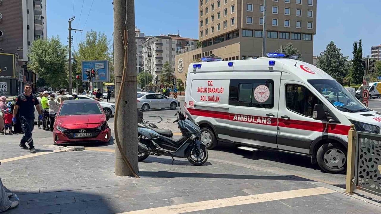 GAZİANTEP’TE ZİNCİRLEME KAZA: 3 ARAÇ HASAR GÖRDÜ