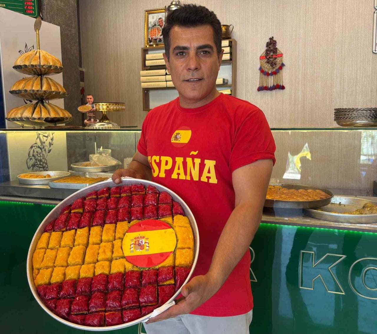 GAZİANTEPLİ BAKLAVA USTASI ÖMER KOZAN, DÜNYA KUPASI ŞAMPİYONU OLAN İSPANYA'YA DESTEK VERMEK İÇİN...