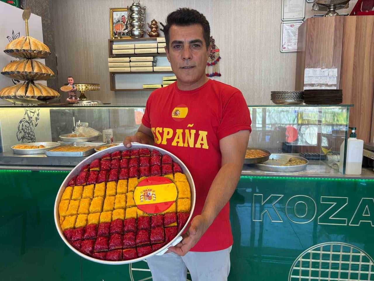 GAZİANTEPLİ BAKLAVA USTASI ÖMER KOZAN, DÜNYA KUPASI ŞAMPİYONU OLAN İSPANYA'YA DESTEK VERMEK İÇİN...