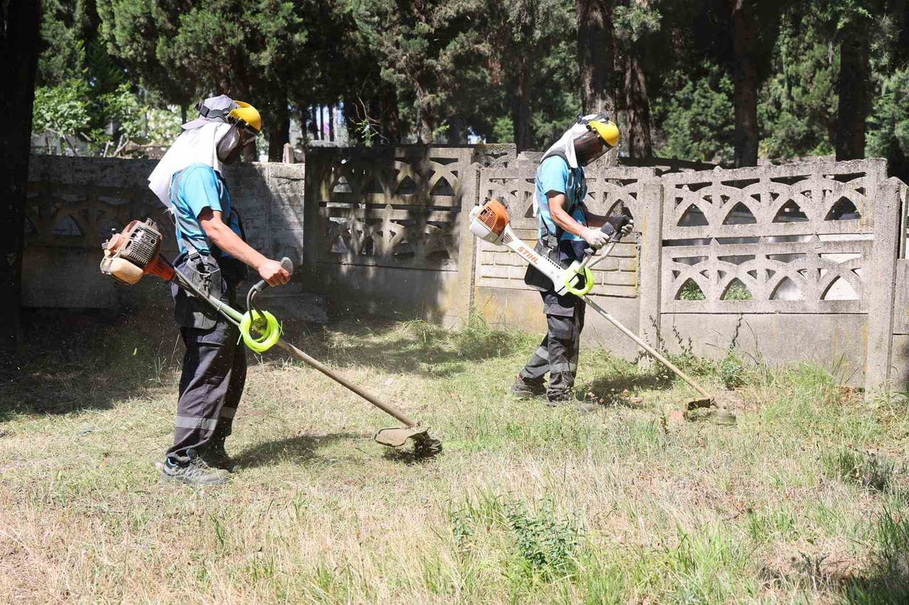 GEBZE'DE BELEDİYE EKİPLERİNCE MEZARLIK VE ŞEHİTLİKLERDE GENEL BAKIM İLE ÇEVRE DÜZENLEMESİ...