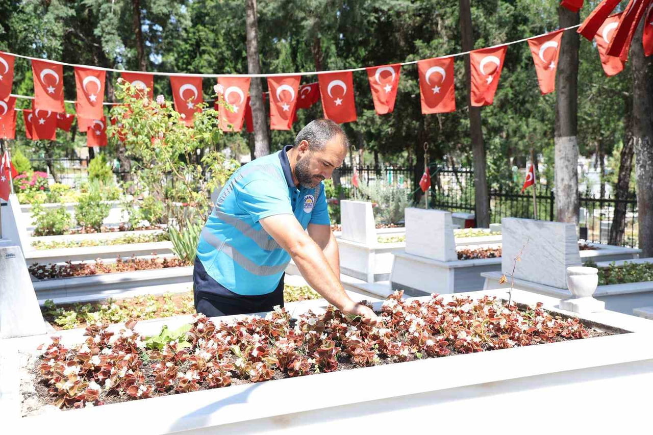 GEBZE'DE BELEDİYE EKİPLERİNCE MEZARLIK VE ŞEHİTLİKLERDE GENEL BAKIM İLE ÇEVRE DÜZENLEMESİ...