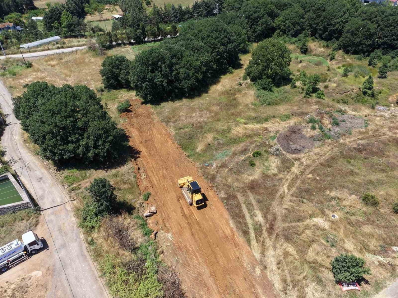 GEBZE'DE İMAR UYGULAMALARI TAMAMLANAN BÖLGELERDE BAŞLATILAN YOL AÇMA ÇALIŞMALARI SÜRÜYOR.