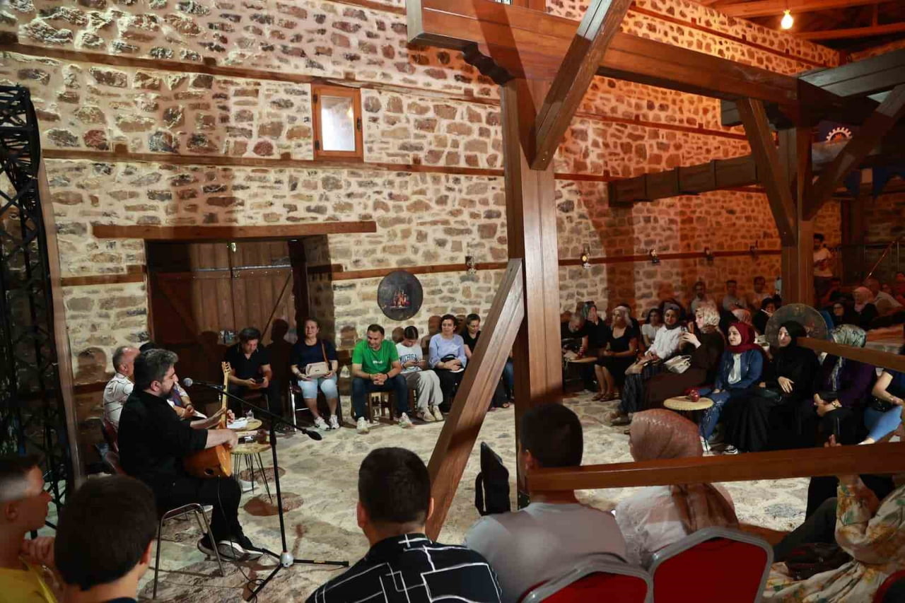 GEBZE'DE TÜRK HALK MÜZİĞİ USTASI NEŞET ERTAŞ'IN ESERLERİNİN İCRA EDİLDİĞİ MÜZİK PROGRAMI...