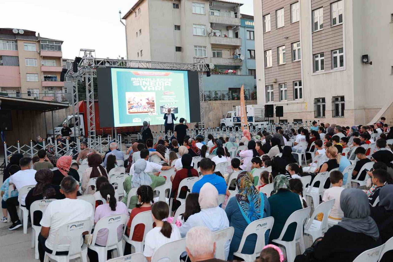 GEBZE'DE YAZ AKŞAMLARINI RENKLENDİREN "MAHALLEMDE SİNEMA VAR" ETKİNLİĞİ YOĞUN KATILIMLA BAŞLADI....