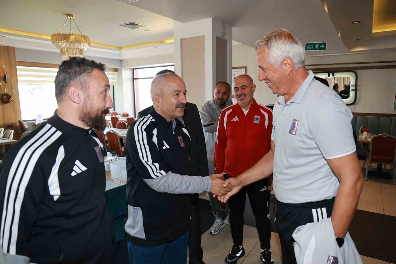 GEBZE BELEDİYE BAŞKANI ZİNNUR BÜYÜKGÖZ, YENİ SEZON HAZIRLIKLARINI BOLU'DA SÜRDÜREN GEBZESPOR'A...