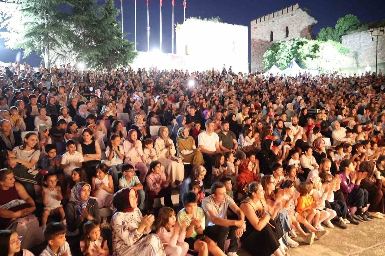 GEBZE ESKİHİSAR KALESİ'NDE DÜZENLENEN BİLİM SHOW VE ONUR EROL KONSERİ, ÇOCUKLARI EĞLENCEYLE...