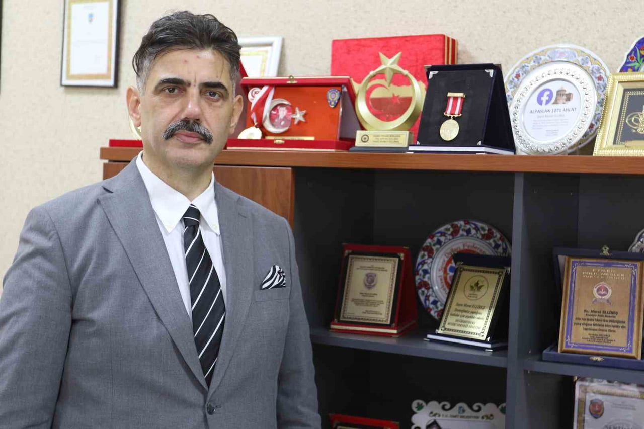 GEÇİRDİĞİ BAŞARILI AMELİYATLARIN ARDINDAN SAĞLIĞINA KAVUŞARAK GÖREVİNE DÖNEN VE ŞU AN İZMİT İLÇE...
