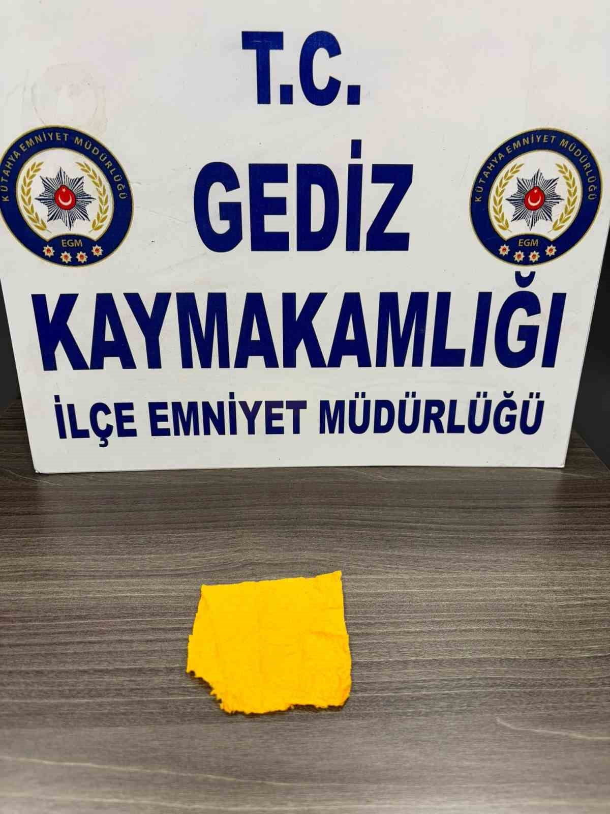 GEDİZ’DE DURDURULAN ARAÇTA 272 İÇİMLİK SENTETİK UYUŞTURUCU ELE GEÇİRİLDİ