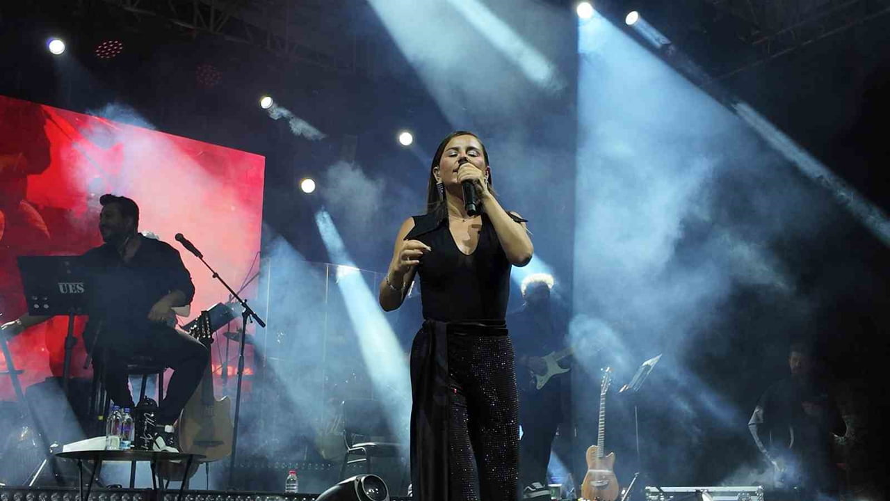 GEDİZ TARHANA FESTİVALİNDE MERVE ÖZBEY HEM ŞARKILARIYLA HEM DE CÖMERTLİĞİ İLE GÖNÜLLERİ...