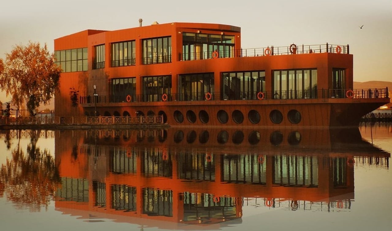 GEMİ KAFE, SIRA DIŞI KONSEPTİYLE YERLİ VE YABANCI TURİSTLERİN İLGİ ODAĞI OLMAYA DEVAM...