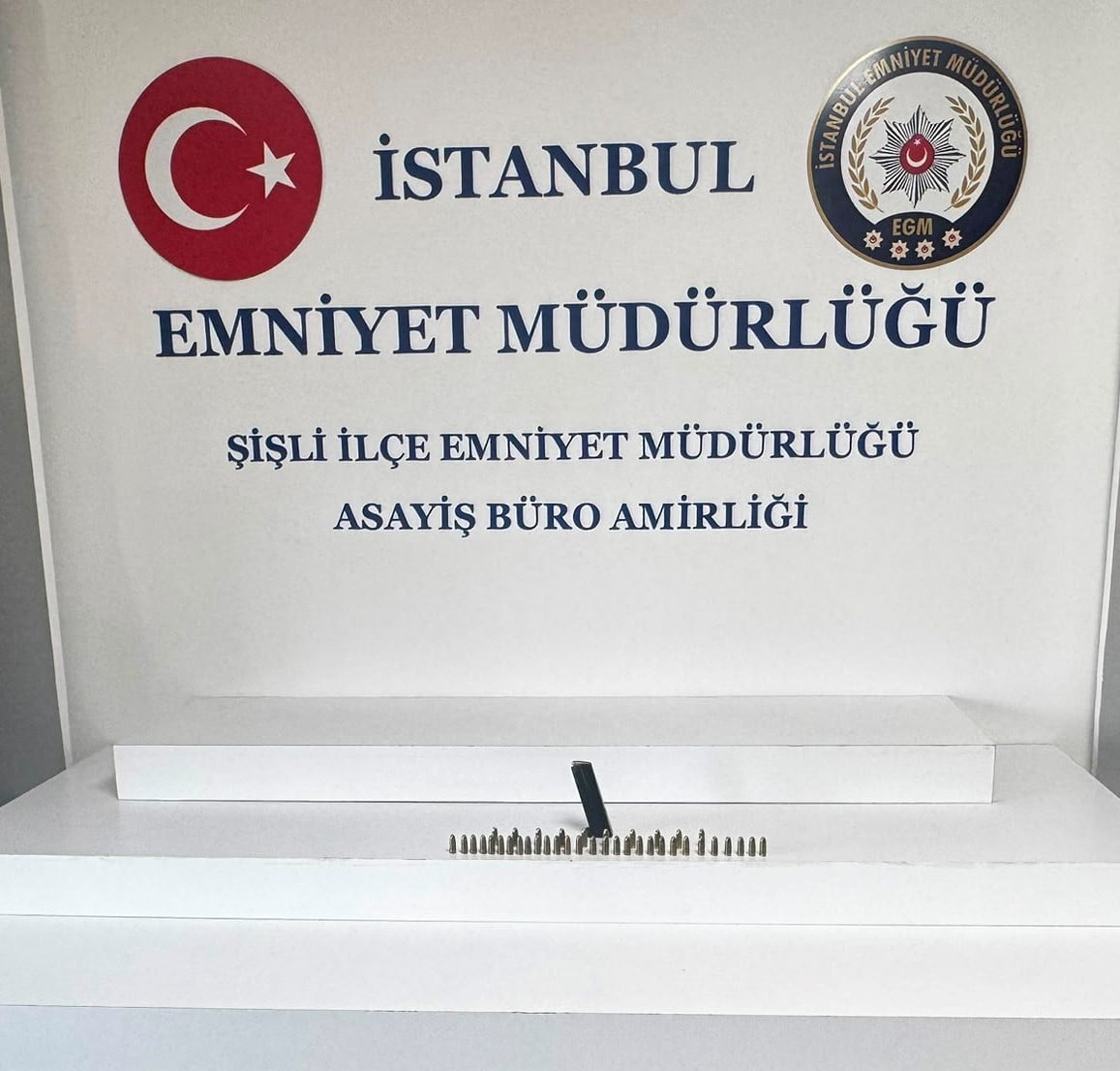 GENÇ KADIN ETİLER’DE BİR MEKANDA EĞLENİRKEN YAKALANIRKEN, MERMİ VE ŞARJÖRÜ VERMEYE ÇALIŞTIĞI...