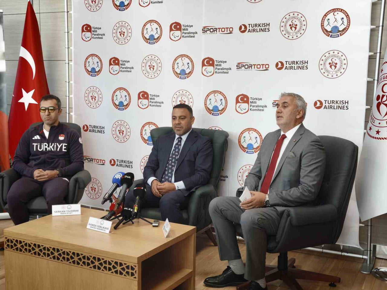 GENÇLİK VE SPOR BAKAN YARDIMCISI HAMZA YERLİKAYA (ORTADA), MİLLİ PARA ATLET SERKAN YILDIRIM...