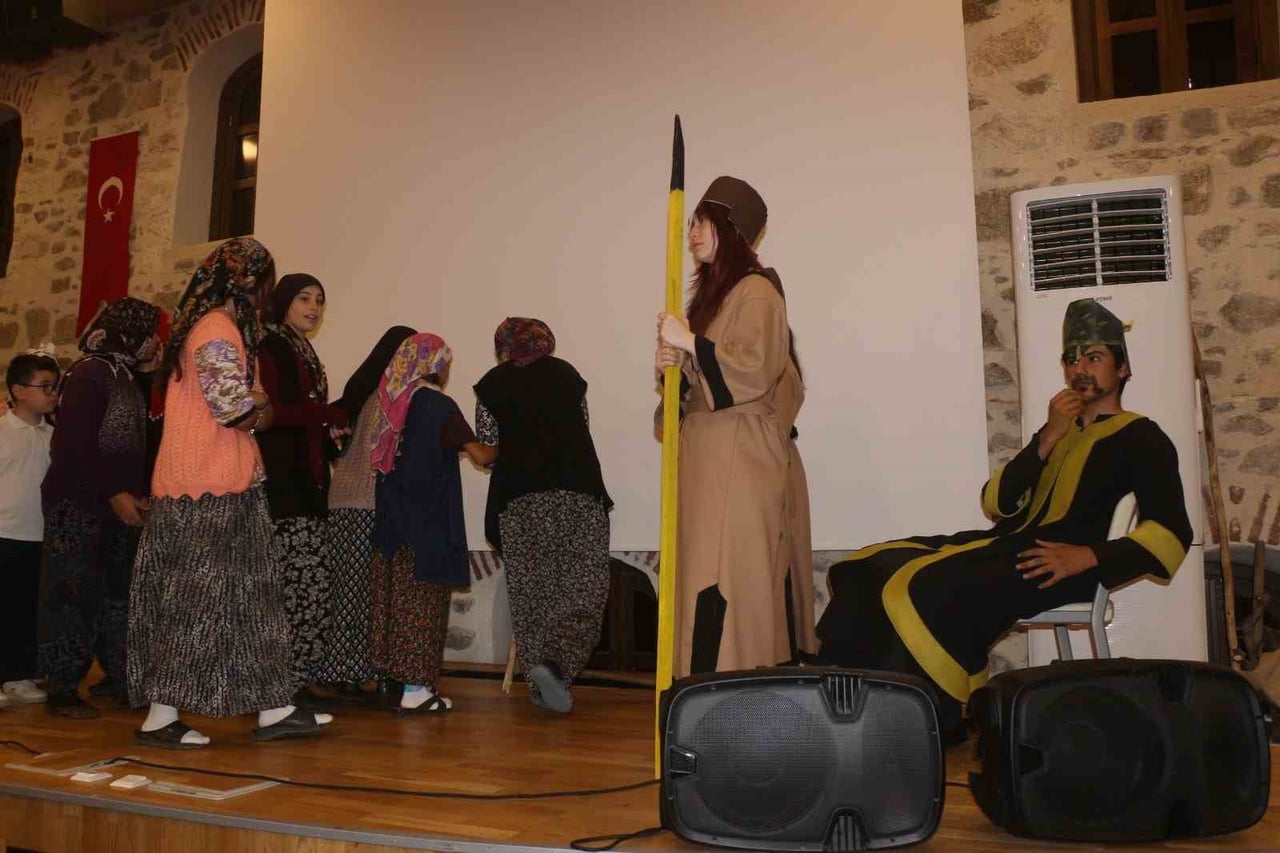 GENÇLİK VE SPOR BAKANLIĞI'NA BAĞLI YUNUS EMRE GENÇLİK MERKEZİ BU SEFER ÇOCUK TİYATROSU İLE SEYİRCİ...