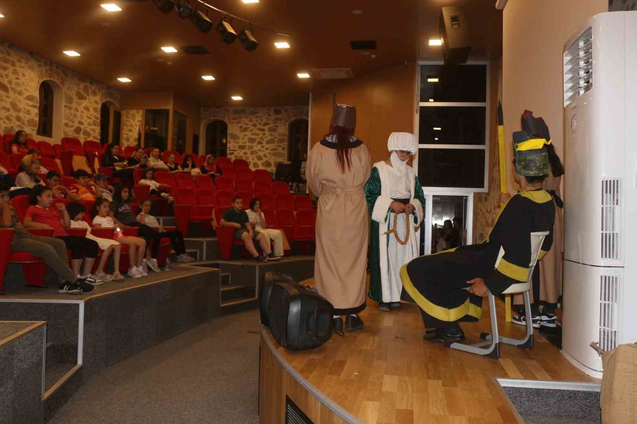GENÇLİK VE SPOR BAKANLIĞI'NA BAĞLI YUNUS EMRE GENÇLİK MERKEZİ BU SEFER ÇOCUK TİYATROSU İLE SEYİRCİ...