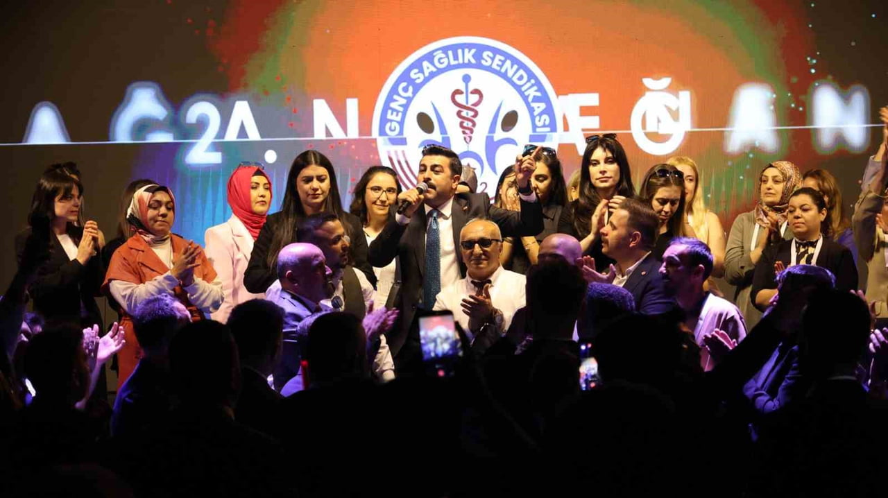 GENEL KURUL, ÜYELERİN TEBRİKLERİ VE HATIRA FOTOĞRAFI ÇEKİMİNİN ARDINDAN SONA ERDİ.