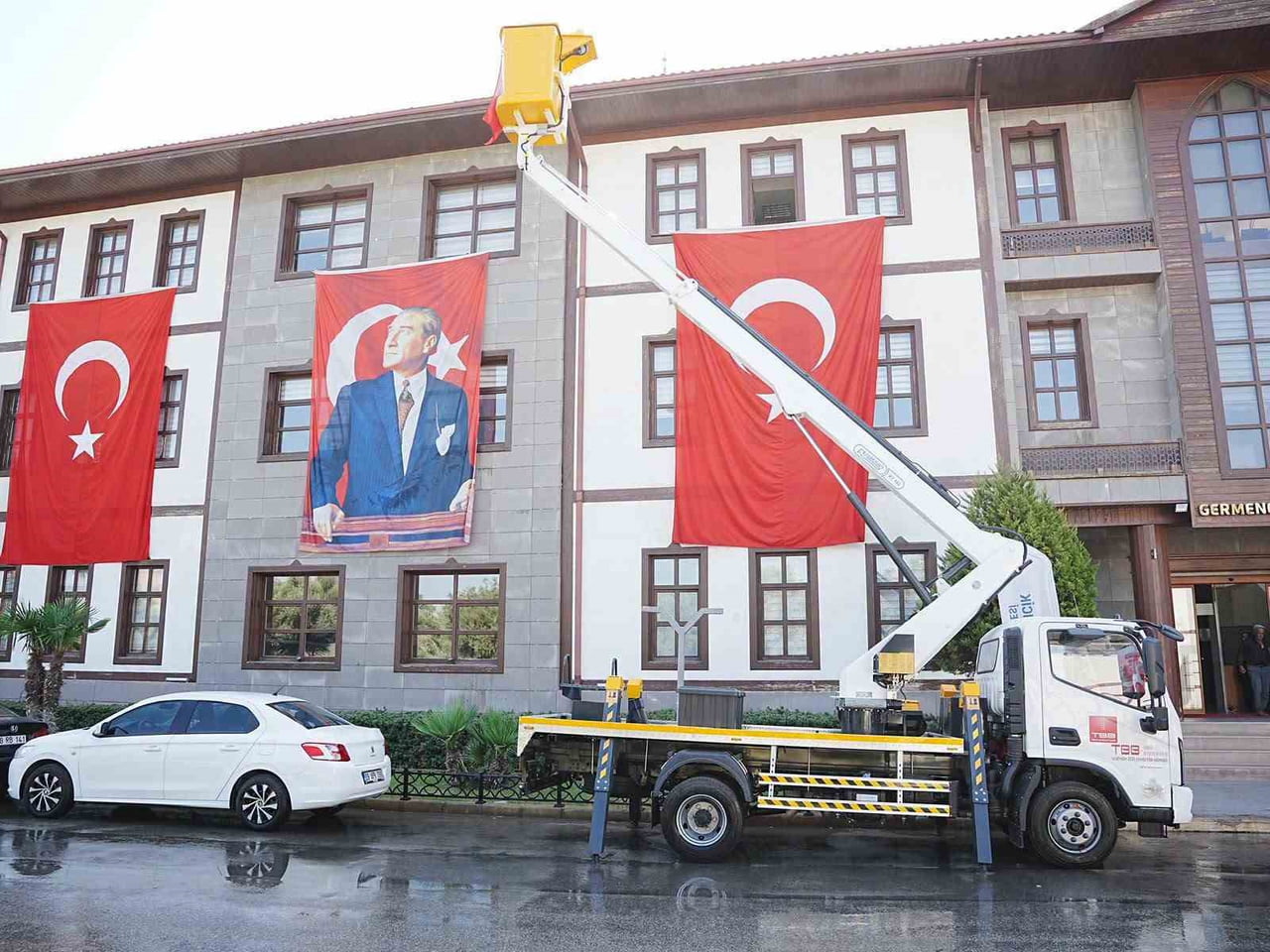 GERMENCİK BELEDİYESİ, TÜRKİYE BELEDİYELER BİRLİĞİ'NDEN HİBE DESTEĞİYLE TEMİN EDİLEN YENİ ARACI...