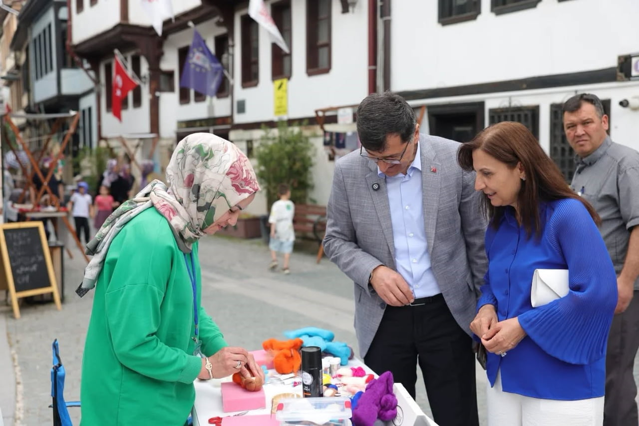 GERMİYAN SOKAK'TA YÖRESEL LEZZETLER VE EL SANATLARI YOĞUN İLGİ GÖRDÜ