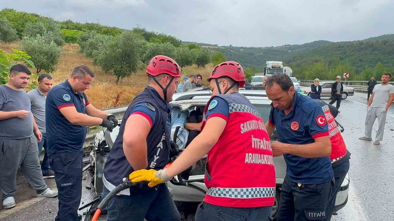 GEYVE İLÇESİNDE KONTROLDEN ÇIKAN OTOMOBİL, AYNI YÖNDE SEYİR HALİNDE OLAN TIRA ARKADAN ÇARPTI....
