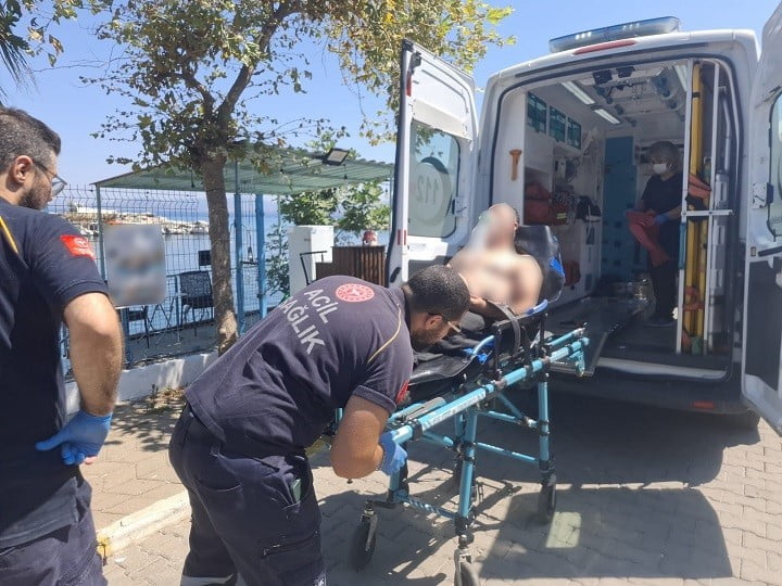 GEZİ TEKNESİNDE RAHATSIZLANAN ŞAHSIN YARDIMINA SAHİL GÜVENLİK KOŞTU