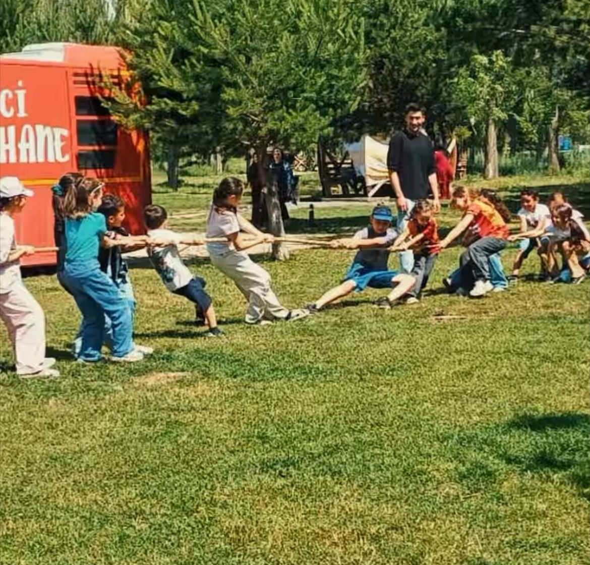 ‘GEZİCİ KÜTÜPHANE’ YENİŞEHİR PARKI’NDA ÇOCUKLARLA BULUŞTU