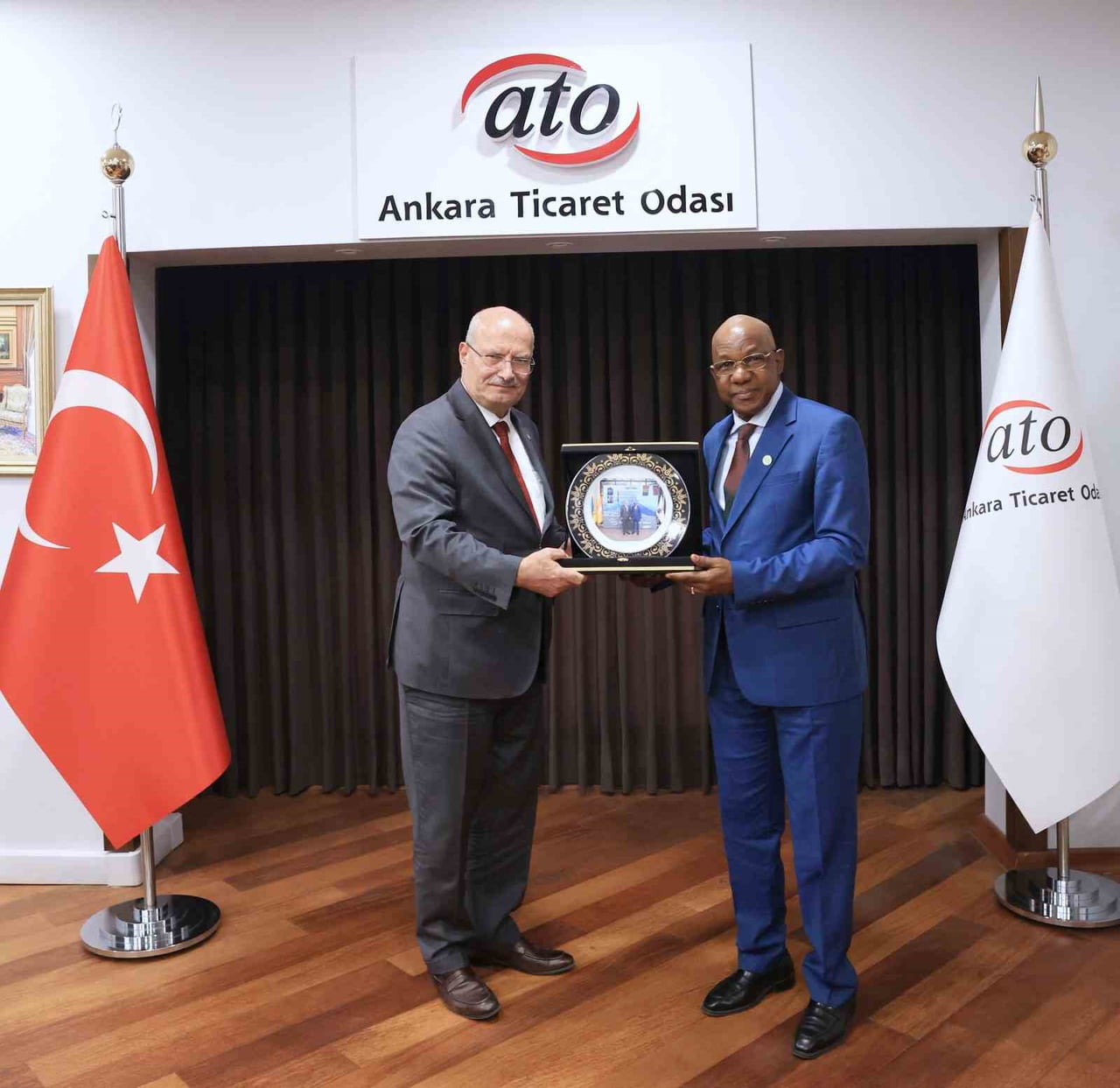 GİNE CUMHURİYETİ'NİN ANKARA BÜYÜKELÇİSİ ABDOULAYE FOFANA VE ATO YÖNETİM KURULU BAŞKANI GÜRSEL...