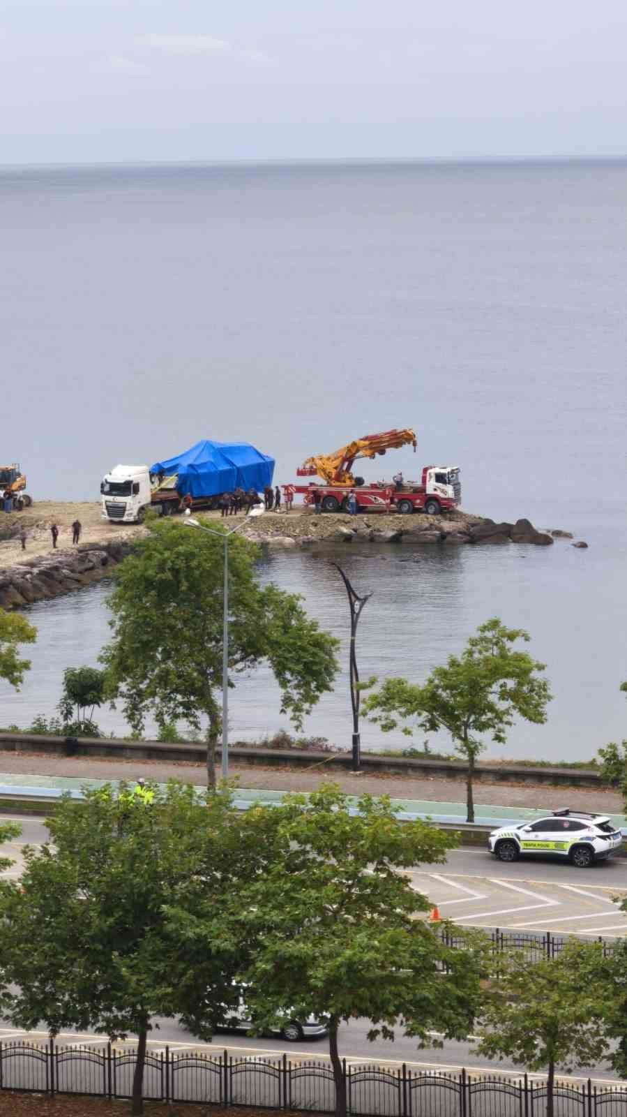 GİRESUN'DA SAHİL GÜVENLİK KOMUTANLIĞI'NA AİT BOTUN KAYALIKLARA ÇARPMASI SONUCU  HASAR GÖREN BOT...